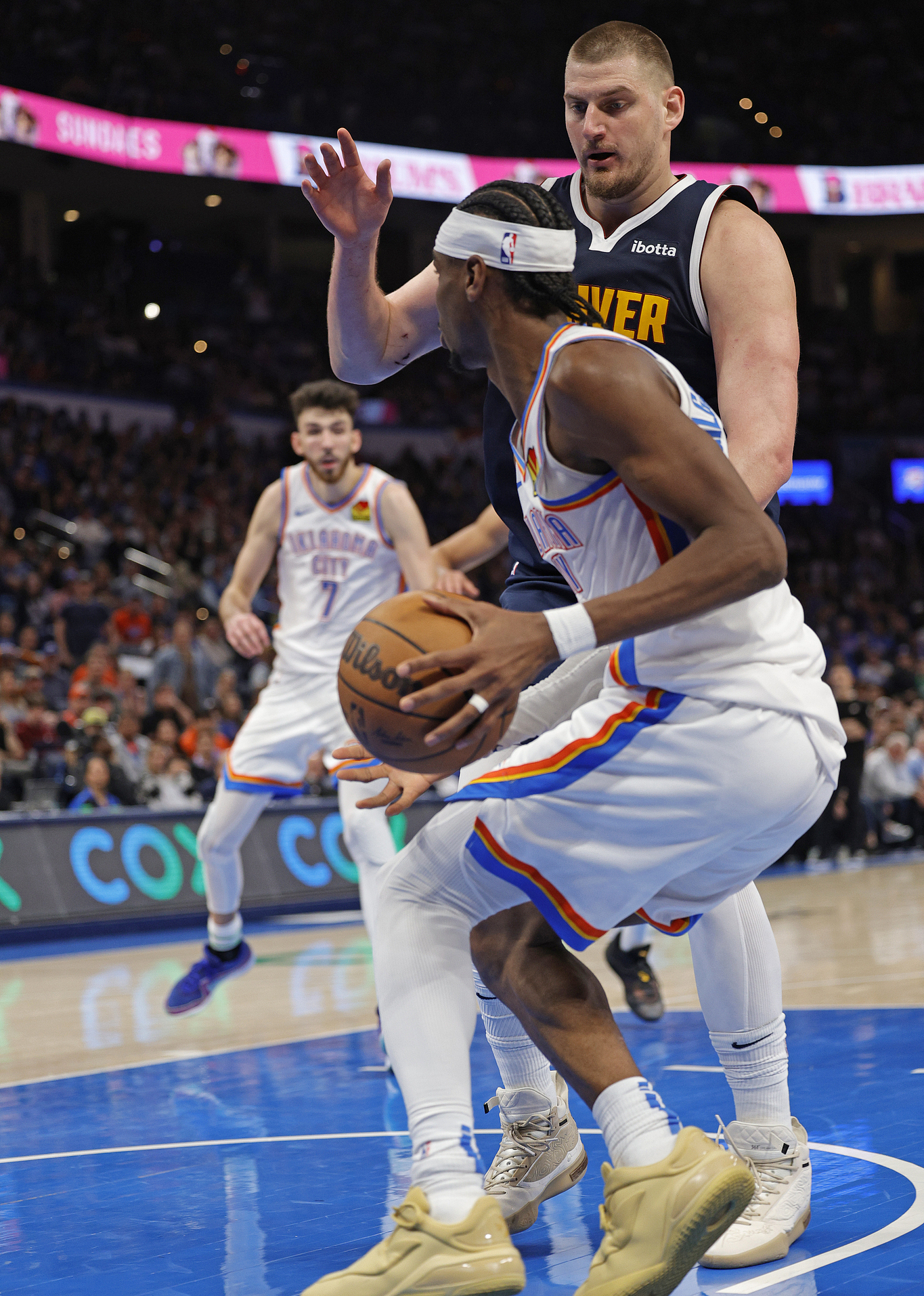 英雄联盟台服官网-俄克拉荷马雷霆发布备战花絮；国际比赛日内部沟通；社区盾任务艰巨；轮换策略成焦点(洛杉矶湖人对俄克拉荷马雷霆)